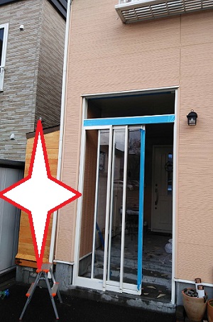 札幌市西区でI型の特注　２４００ドア上吊り　玄関フード工事