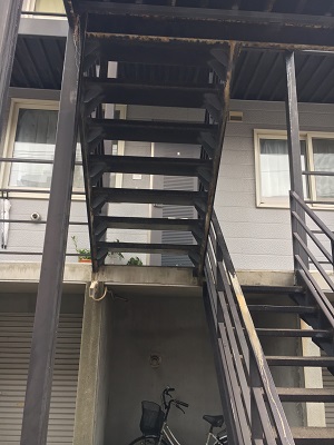 札幌市西区の某アパートの外部鉄骨階段の親板補強工事
