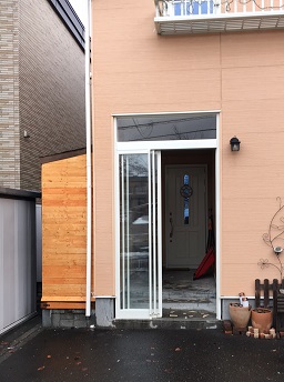 札幌市西区でI型の特注　２４００ドア上吊り　玄関フード工事