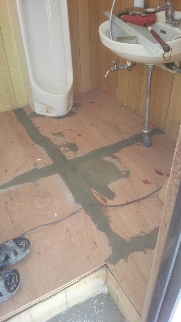 ユニットハウスのトイレ小屋の床ＣＦ施工完了！