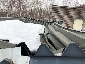 札幌市南区,　雪害被害でガレージの屋根落ちる