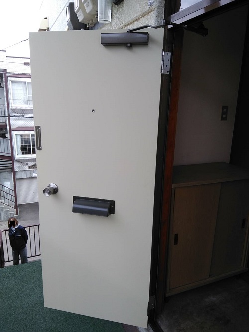 札幌市白石区でアパートの玄関ドアカバー工法で交換