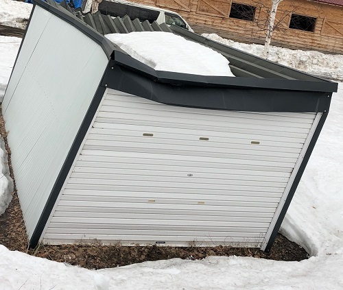 札幌市南区,　雪害被害でガレージの屋根落ちる