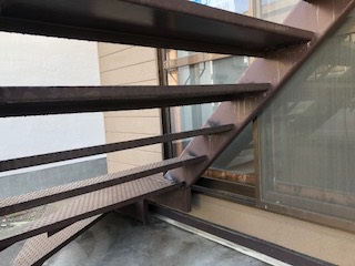 札幌市東区でアパートの外部階段の補強工事