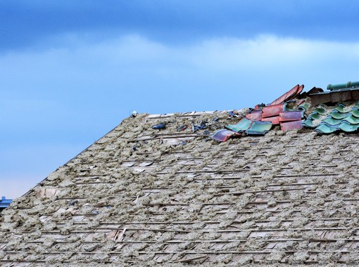 屋根が自然災害で壊れてしまったら火災保険で屋根修理を利用できます