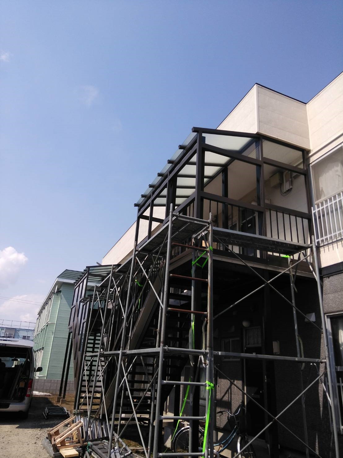 リピート頂き江別市の某アパートの階段風除室工事です