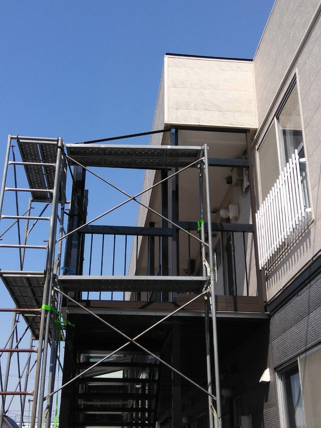 リピート頂き江別市の某アパートの階段風除室工事です