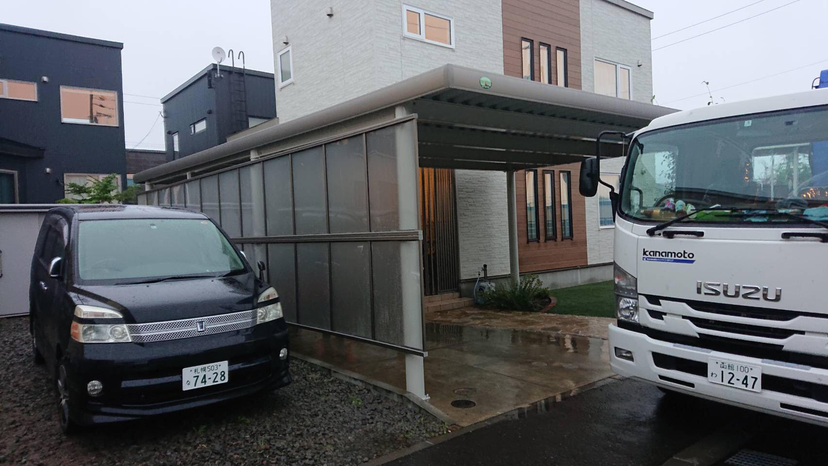 札幌市豊平区Y様 中川製作所 3台用変形カーポート建て方